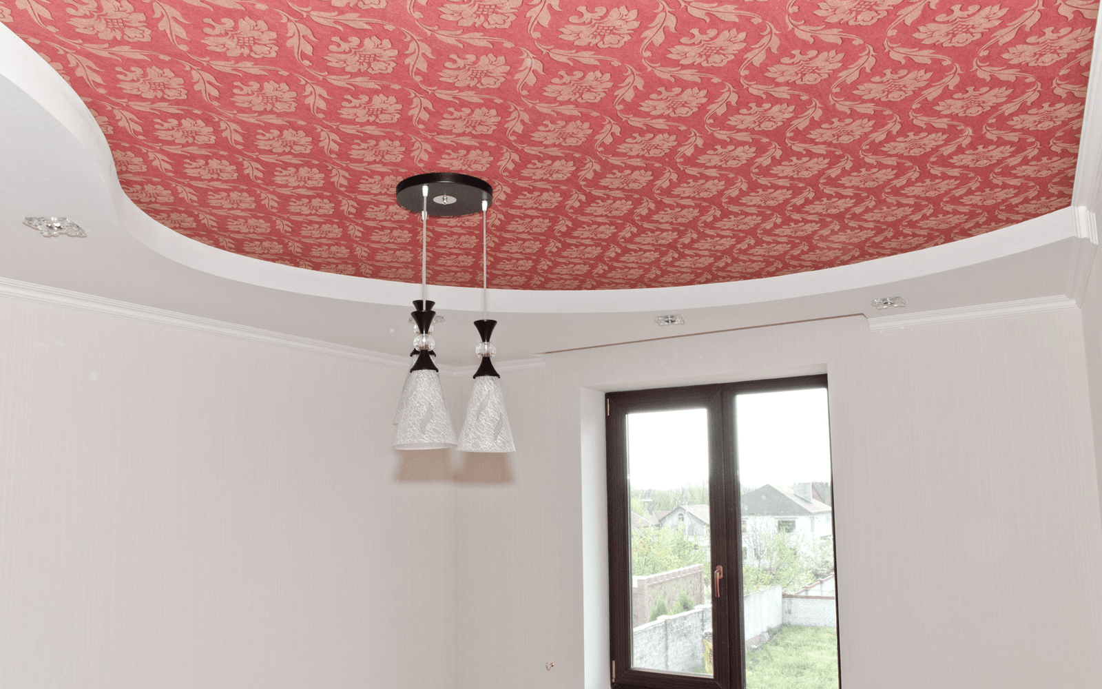 Какие натяжные потолки лучше: тканевые или ПВХ?