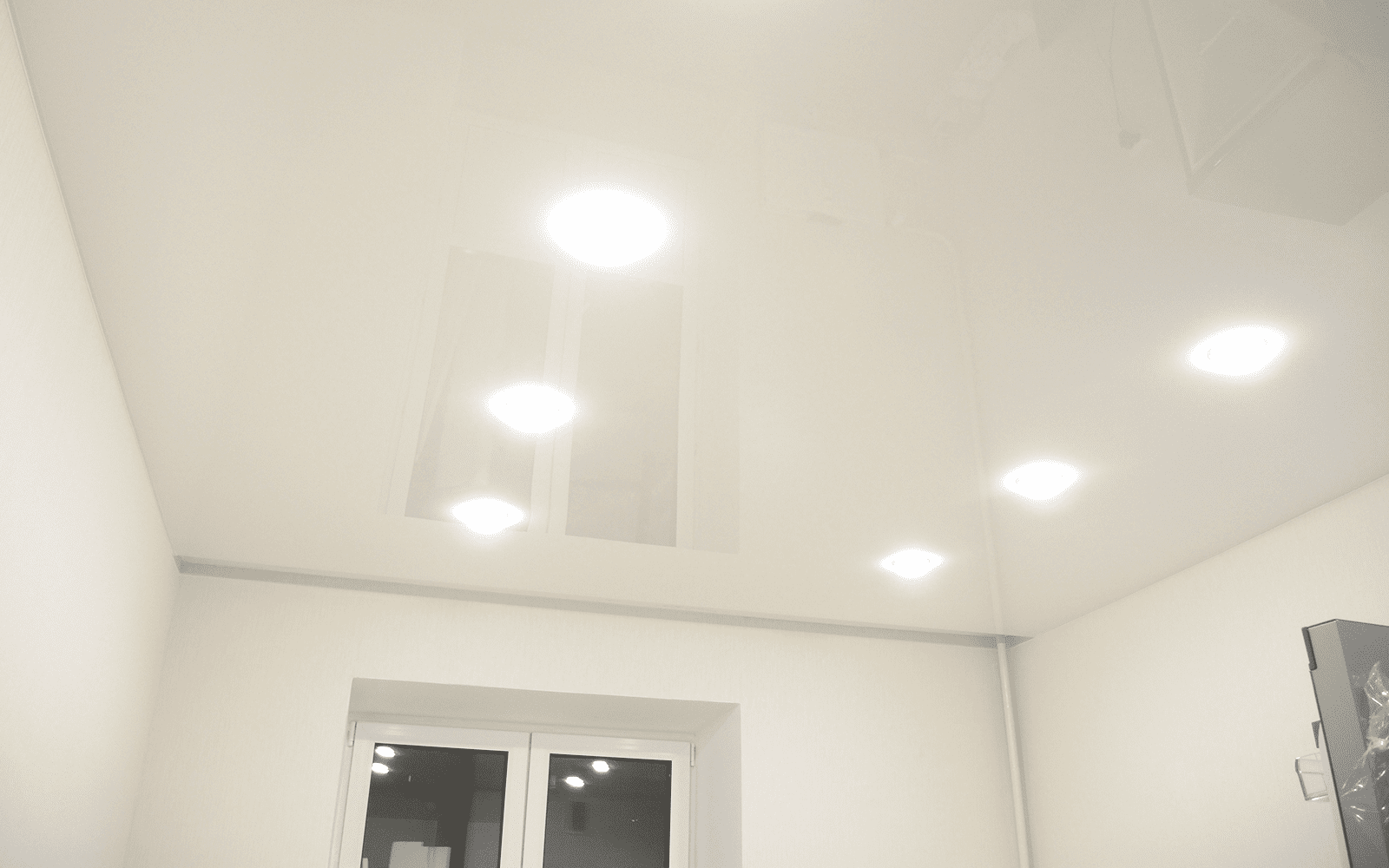 Натяжные потолки для деревянного дома